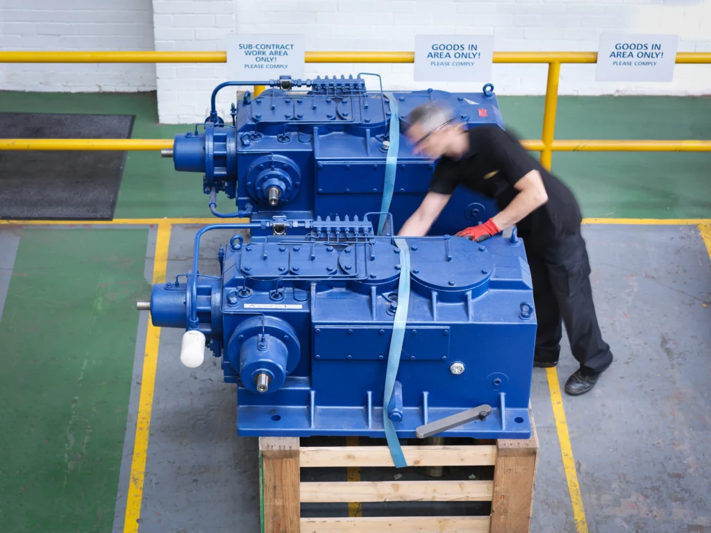 Fotografía de motorreductores de precisión con operadores, evidenciando su construcción robusta y diseño optimizado.