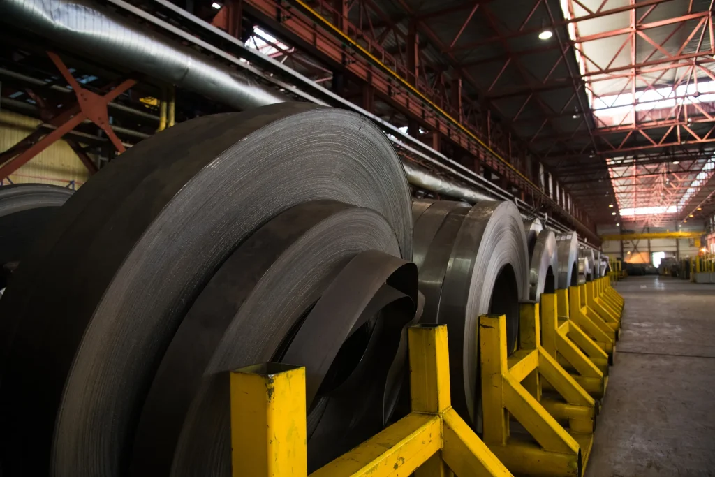 Vista general en donde se pueden ver grandes rollos de bandas industriales, listas para usarse.