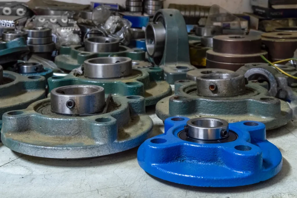 Montón de rodamientos polvorientos en un almacén de una fábrica.